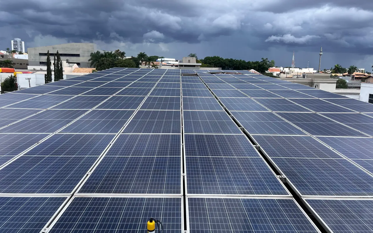 Telhado comercial coberto de módulos fotovoltaicos de ponta a ponta