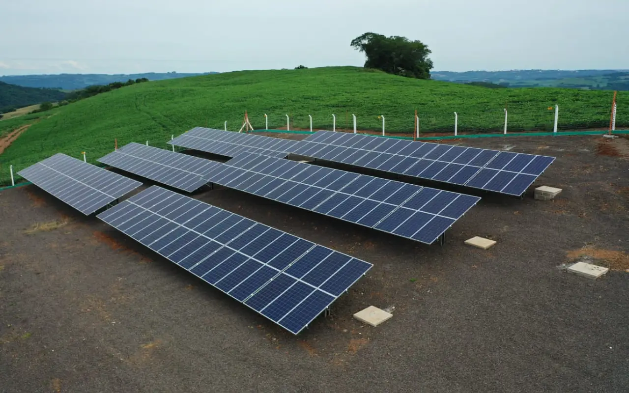 Usina de microgeração em solo com fileiras de mesas fotovoltaicas